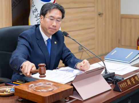 최장혁 개인정보보호위원회 부위원장이 지난 27일 정부서울청사에서 개최된 2024년 제20회 위원회 전체회의에서 의사봉을 두드리고 있다. 개인정보위 제공